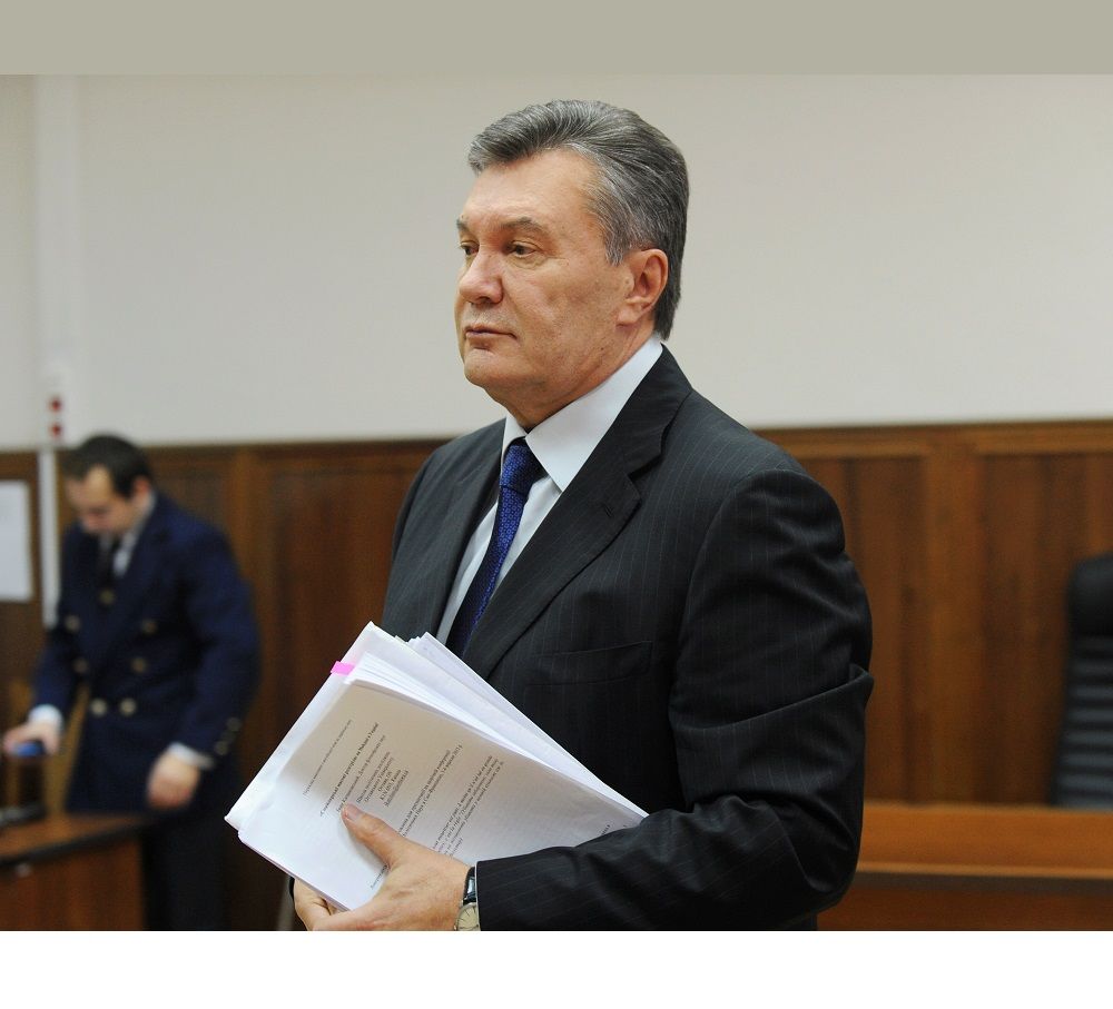 Янукович принес с собой на допрос 28 ноября пачку заметок и зачитывал показания с листочка / REUTERS Янукович принес с собой на допрос 28 ноября пачку заметок и зачитывал показания с листочка / REUTERS
