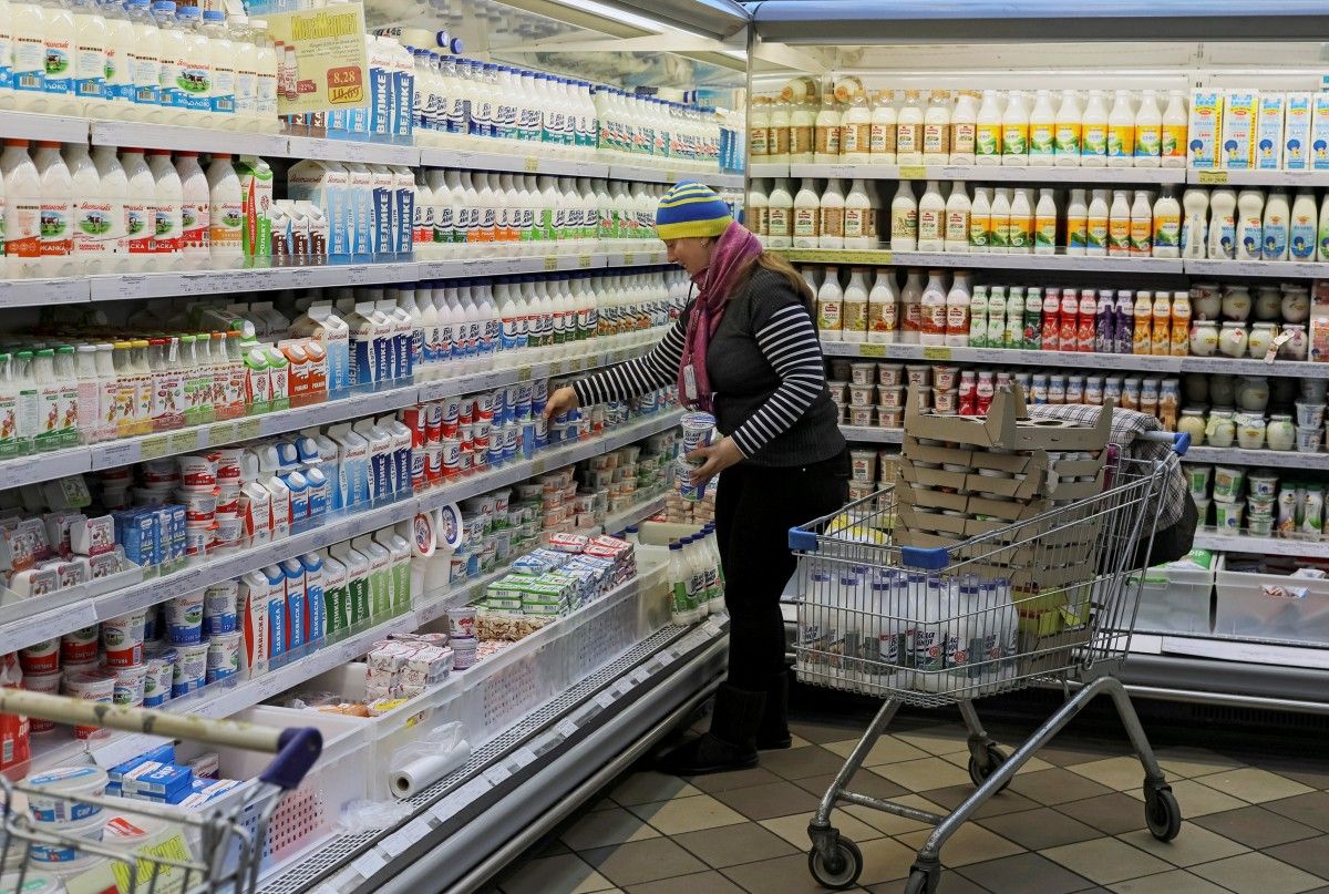 В українських супермаркетах мова персоналу нерідко схожа на суржик / Ілюстрація REUTERS 