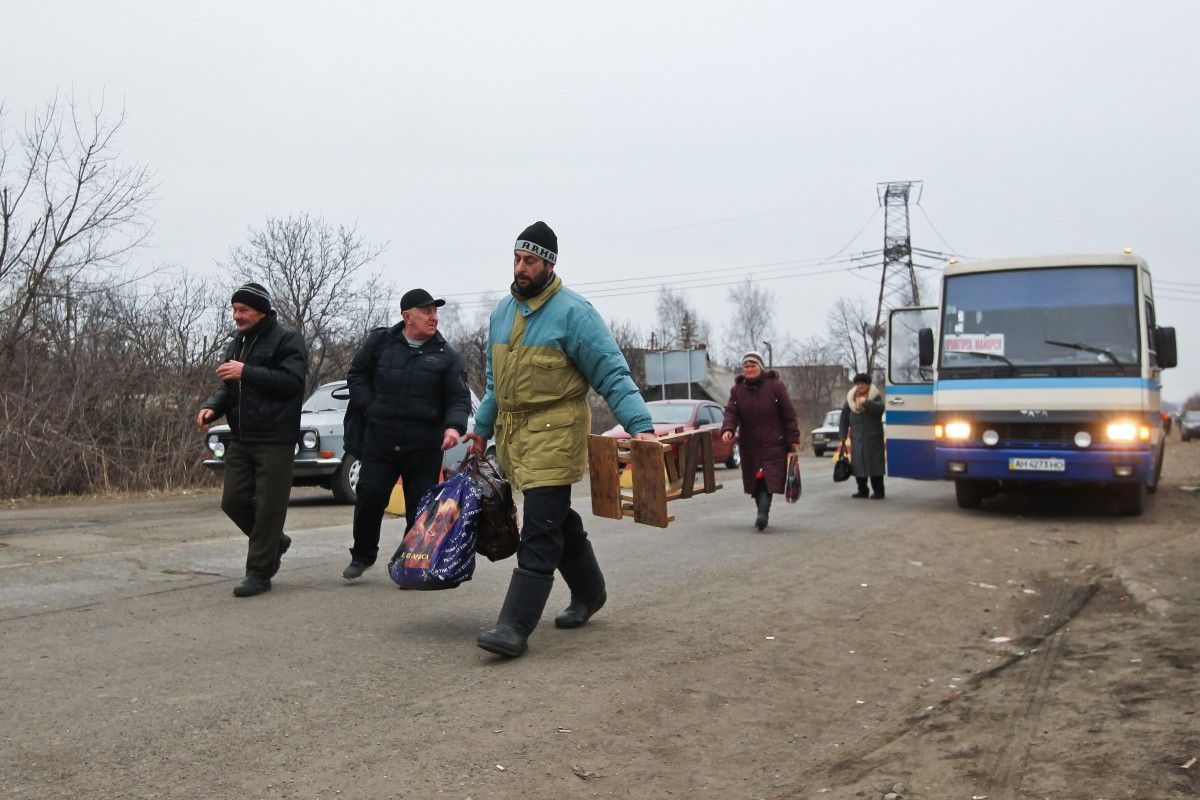 At a Maiorsk checkpoint, people can wait in line for 12-14 hours / Photo from UNIAN