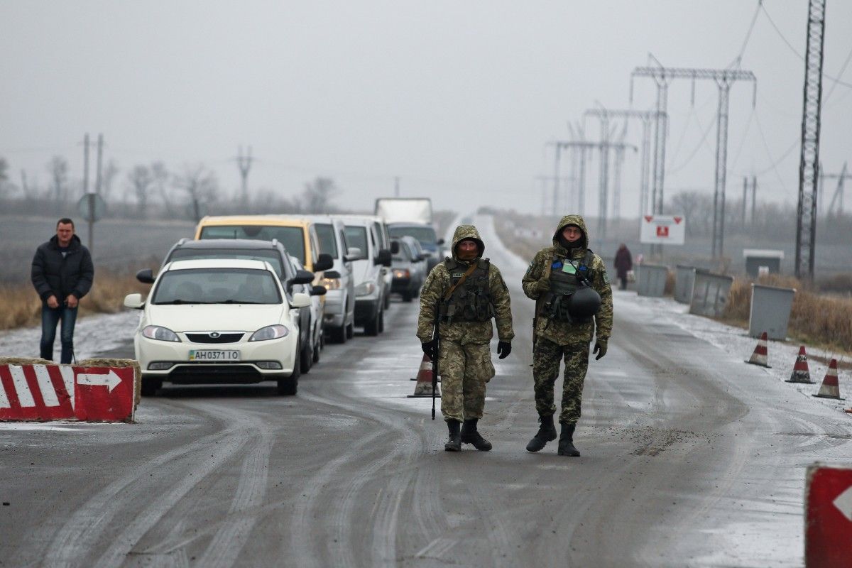 People are crossing the line of demarcation / Photo from UNIAN