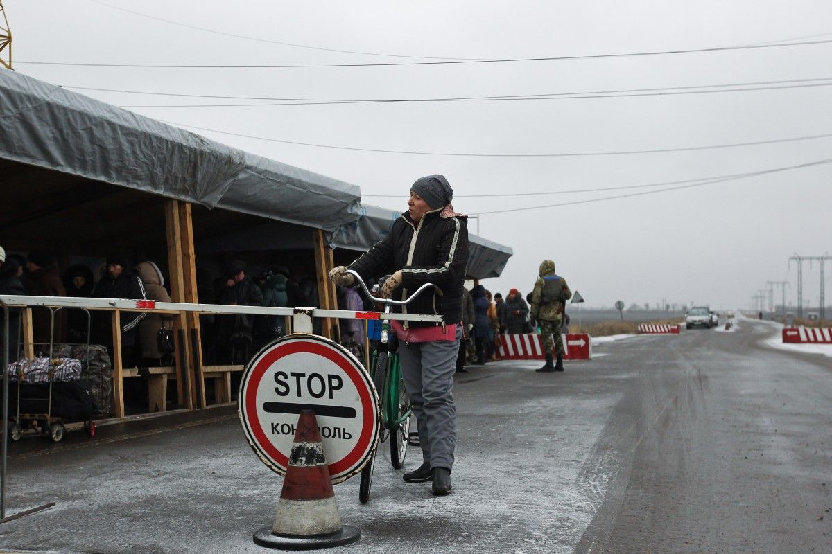 People stuck at checkpoints have to spend the night there / Photo from UNIAN