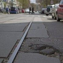 В Одессе коммунальщики закатали в асфальт трамвайные рельсы