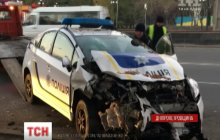 У Кривому Розі автомобіль поліції врізався в припаркований на узбіччі легковик