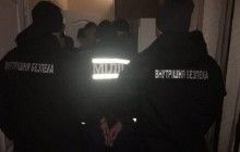 В Запорожье задержали полицейских, которые грабили людей (видео)
