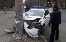 В Днепре автомобиль патрульных врезался в столб (фото)