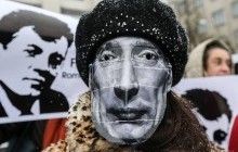 "Театр абсурду": під посольством РФ у Києві "Путіни" показали, як розправляються з українськими в'язнями (фоторепортаж)