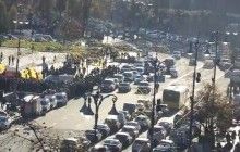 Рух автомобілів Хрещатиком відновлено, поліцейські відтіснили вкладників банків