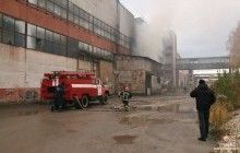 У Тернополі більше години гасили пожежу на складі приватного підприємства (фото)