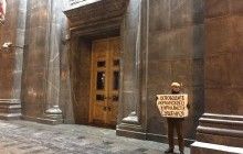 В Москве адвокат Марк Фейгин провел одиночный пикет у ФСБ в поддержку Сущенко