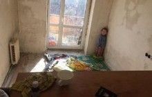 В Киеве правоохранители нашли в наркопритоне ребенка, который жил в нечеловеческих условиях (фото, видео)