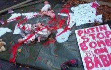 Посольство России в Ирландии забросали "окровавленными" игрушками (фото, видео)