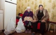 Волонтеры штаба Ахметова доставляют наборы выживания старым людям на дом