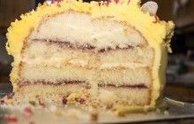 У Росії зловмисниця з'їла шість тортів, поки поліція розслідувала пограбування складу