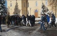 Мітинги у центрі Києва: біля Маріїнського парку збираються "тітушки" (відео)
