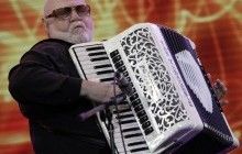 Киевские власти отбирают у аккордеониста Табачника пляж на берегу Днепра (видео)
