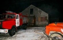 Поблизу Тернополя майже 3 години гасили пожежу на одному з підприємств
