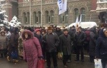 Под НБУ снова митингуют, людей привели колоннами (фото)