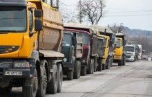 В Днепропетровской области водители грузовиков перекрыли дорогу (фото, видео)