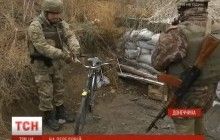 На передовой морпехи под интенсивными обстрелами приспосабливаются к морозам (видео)