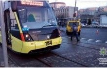У Львові сихівський трамвай потрапив у першу ДТП: новий "Електрон" зіткнувся з легковиком (фото)