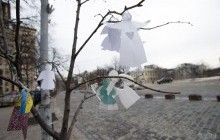 У Києві біля хреста героям Небесної сотні родини загиблих вшановують пам’ять близьких