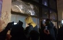 Активисты разбили окна в "Сбербанке" в центре Киева (фото)