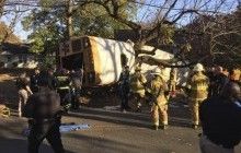 В США школьный автобус попал в аварию: есть погибшие (фото)