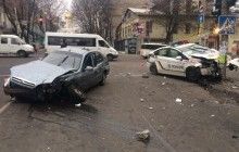 ДТП у центрі Дніпра: таксі зіткнулося з автомобілем патрульних (фото)