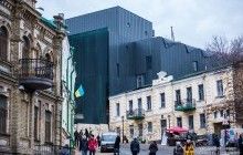 Киевляне шокированы новым зданием на Андреевском спуске, которое напоминает "крематорий" (фоторепортаж)