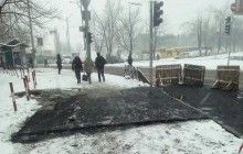 "Особливі технології": у Києві комунальники дочекалися снігу й кинулися укладати асфальт (фото, відео)