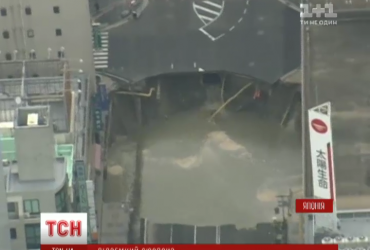 В Японии под землю провалилась часть шоссе