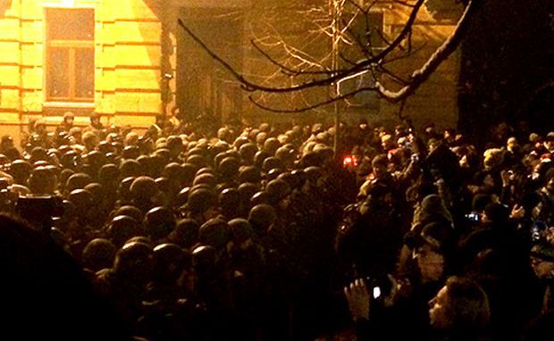 На Банкову завітали націоналісти / фото Роман Кравець, "Українська правда" На Банкову завітали націоналісти / фото Роман Кравець, "Українська правда"