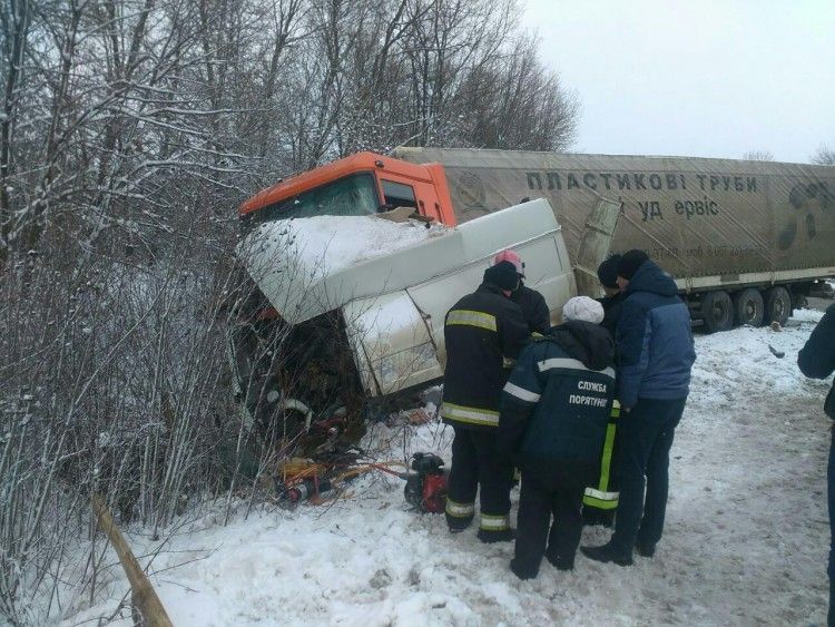 Загинули дві пасажирки мікроавтобуса / Фото прес-служби обласної поліції Загинули дві пасажирки мікроавтобуса / Фото прес-служби обласної поліції