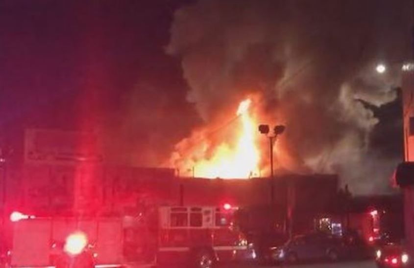 На вечеринке, где присутствовали около 50 человек, вспыхнул пожар / Фото twitter.com/oaklandfirelive На вечеринке, где присутствовали около 50 человек, вспыхнул пожар / Фото twitter.com/oaklandfirelive