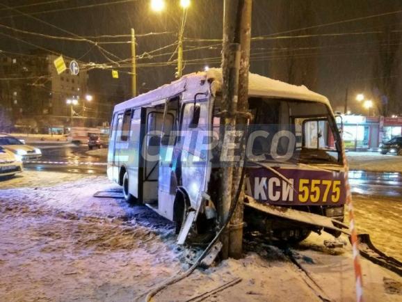 У Києві маршрутка збила двох пішоходів на зупинці і врізалася у стовп (фото) У Києві маршрутка збила двох пішоходів на зупинці і врізалася у стовп (фото)