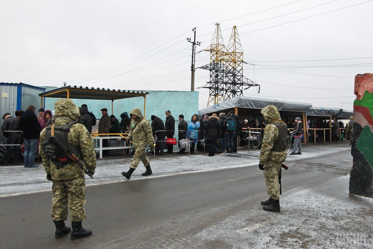 Согласно даннім опроса, больше всего обеспокоеность у людей вызывают очереди на КПВВ / фото УНИАН