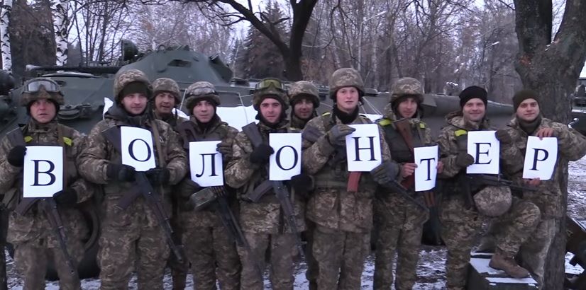 Бійці АТО привітали волонтерів зі святом / Скріншот Бійці АТО привітали волонтерів зі святом / Скріншот