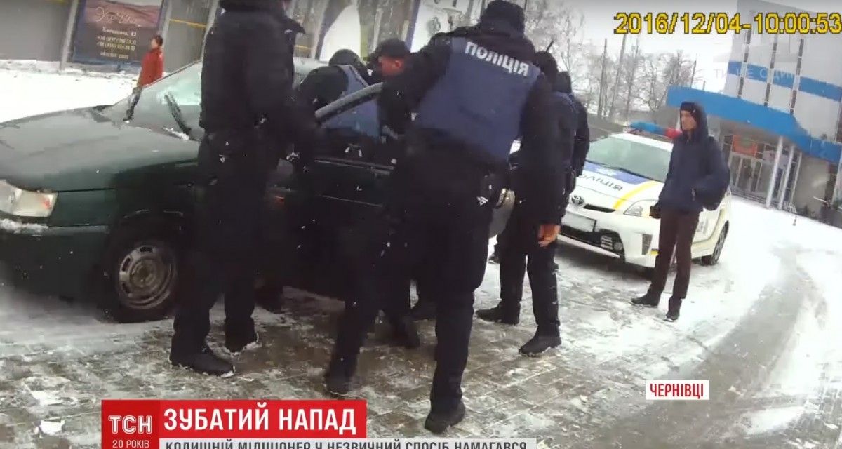 Після затримання один з патрульних виявив на руці укус / Кадр з відео ТСН Після затримання один з патрульних виявив на руці укус / Кадр з відео ТСН