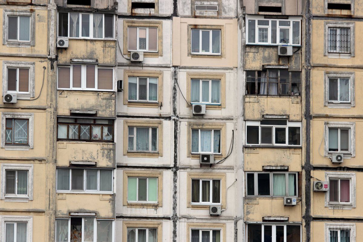 Експерти радять українцям проклеїти шпарини у вікнах і дверях. Метод дешевий, але ефективний / Фото УНІАН