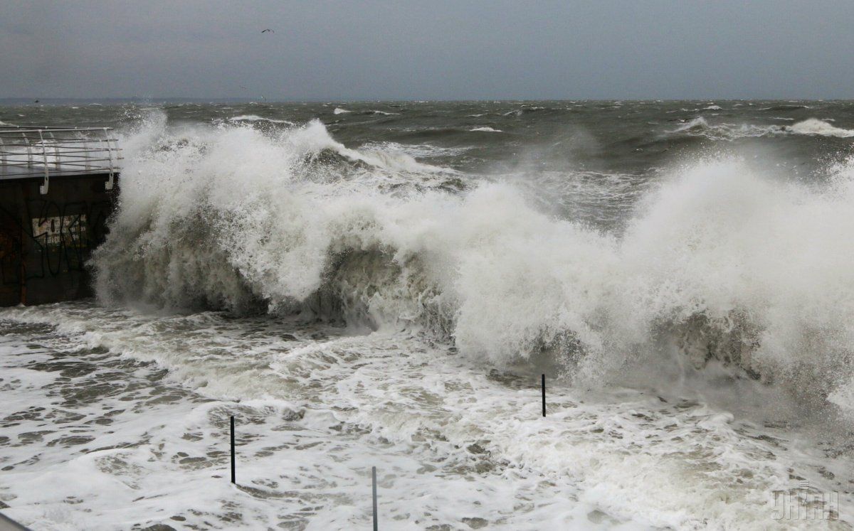 В Азовском море сегодня ожидаются очень высокие волны / фото УНИАН