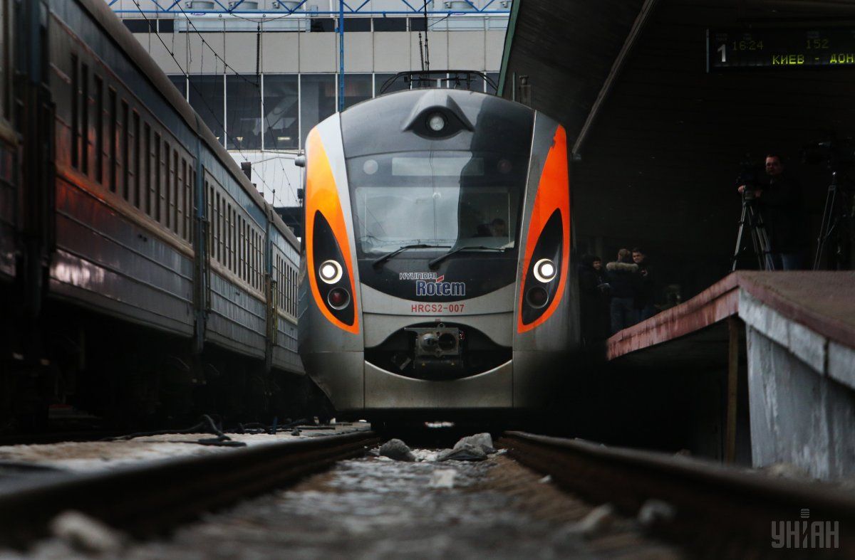 Поезд будет прибывать из Днепра в Киев в 21:11 - до наступления комендантского часа / фото УНІАН
