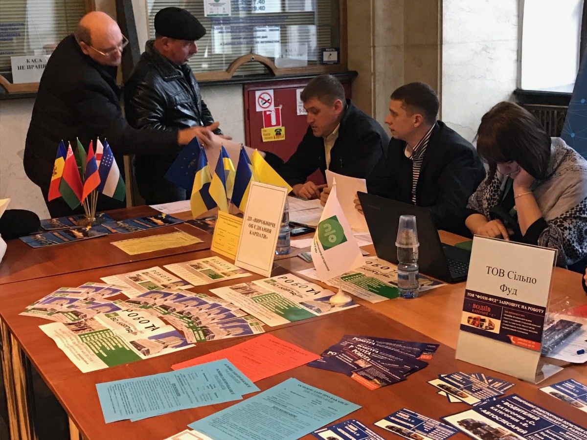 Служба зайнятості відкрила найбільшу в Україні ярмарку вакансій прямо в столичному вокзалі
Служба зайнятості відкрила найбільшу в Україні ярмарку вакансій прямо в столичному вокзалі