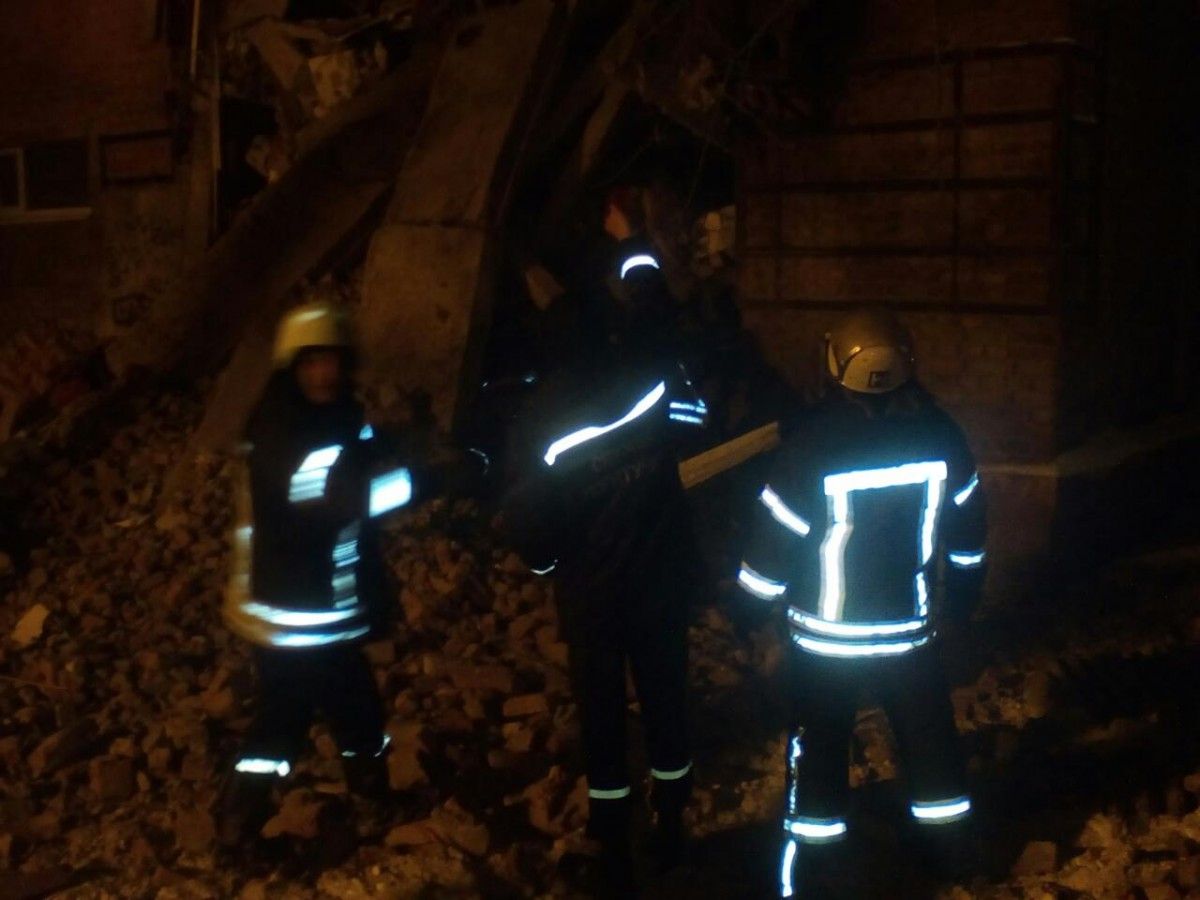У Чернігові обвалилась частина гуртожитку, є постраждалі (фото) У Чернігові обвалилась частина гуртожитку, є постраждалі (фото)