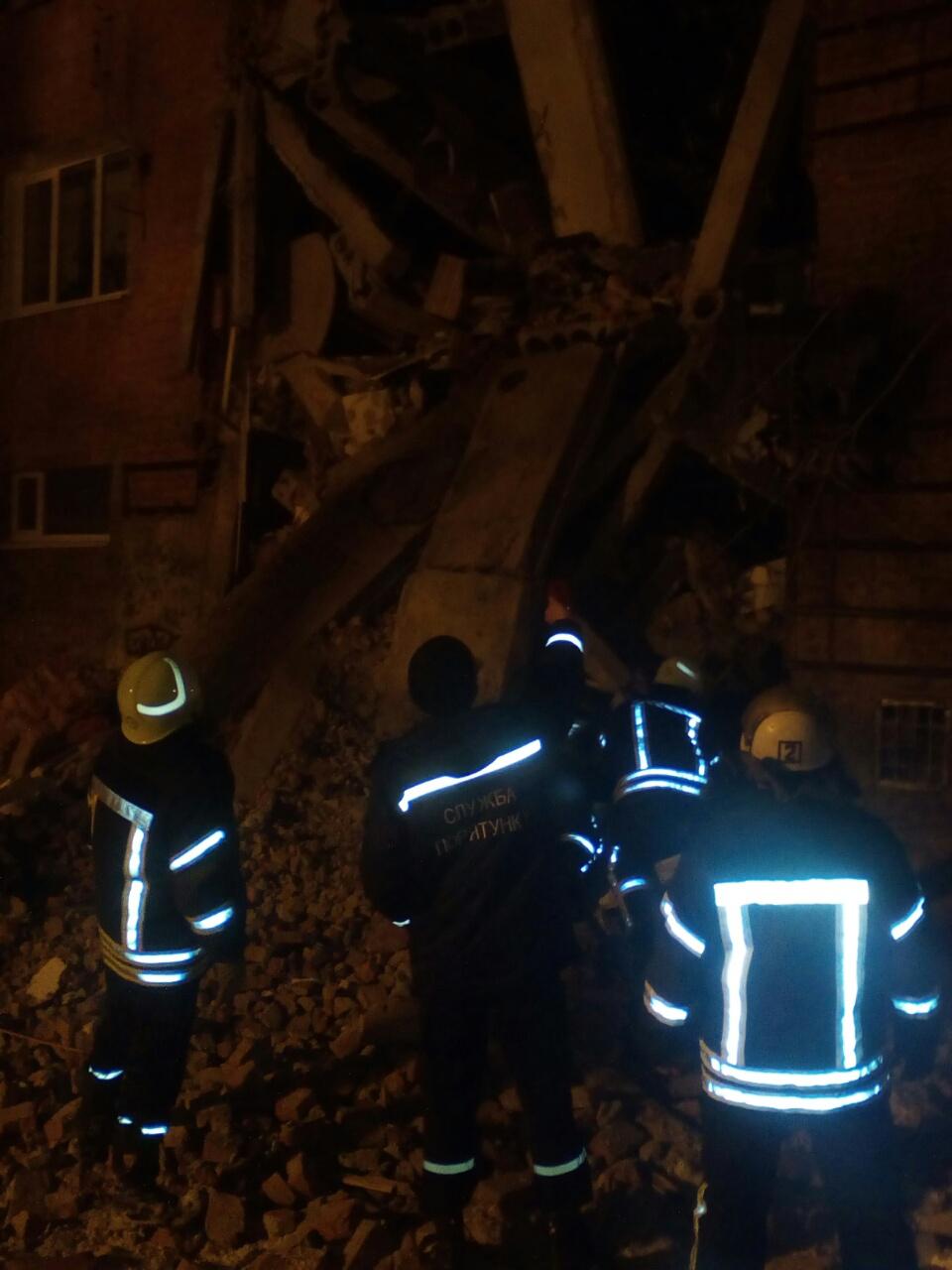 У Чернігові обвалилась частина гуртожитку, є постраждалі (фото) У Чернігові обвалилась частина гуртожитку, є постраждалі (фото)