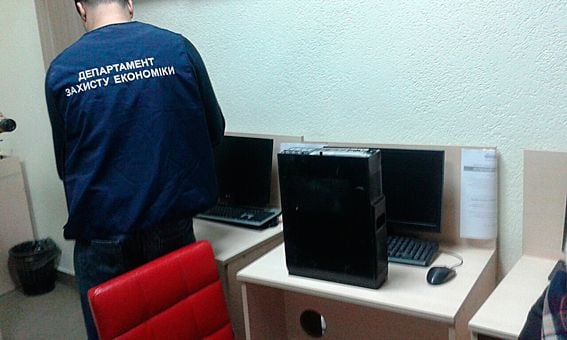 Оперативники УЗЕ та слідчі обласної поліції провели 61 санкціонованій обшук / npu.gov.ua Оперативники УЗЕ та слідчі обласної поліції провели 61 санкціонованій обшук / npu.gov.ua