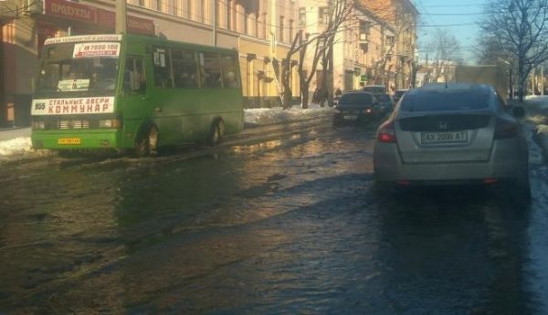 В Харькове на Молочной пролились 'реки' (фото) В Харькове на Молочной пролились 'реки' (фото)