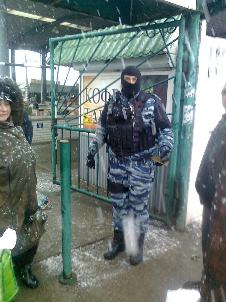 Очевидцы сообщают о вооруженных бойцов ОМОНА, которые проводили Очевидцы сообщают о вооруженных бойцов ОМОНА, которые проводили