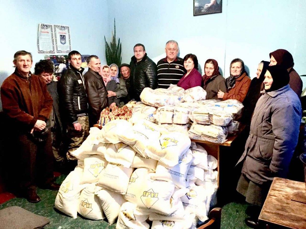 Кожен із наборів містить солодощі, 10 кг круп, 10 кг борошна та 5 кг цукру Кожен із наборів містить солодощі, 10 кг круп, 10 кг борошна та 5 кг цукру