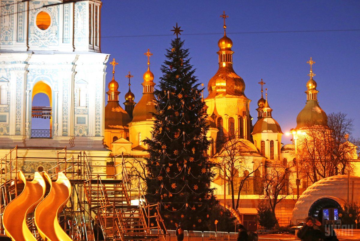 Новорічна ялинка на Софіївській площі у Києві / фото УНІАН Новорічна ялинка на Софіївській площі у Києві / фото УНІАН
