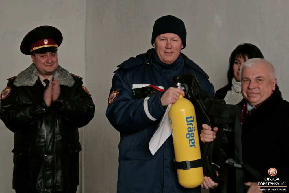 На Тернопільщині рятувальники отримали апарати для захисту органів дихання на 200 тисяч гривень На Тернопільщині рятувальники отримали апарати для захисту органів дихання на 200 тисяч гривень